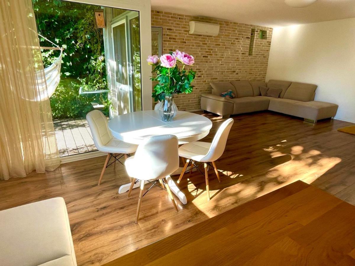 70M2 Romantic Living In The Old Town With Garden Братислава Экстерьер фото