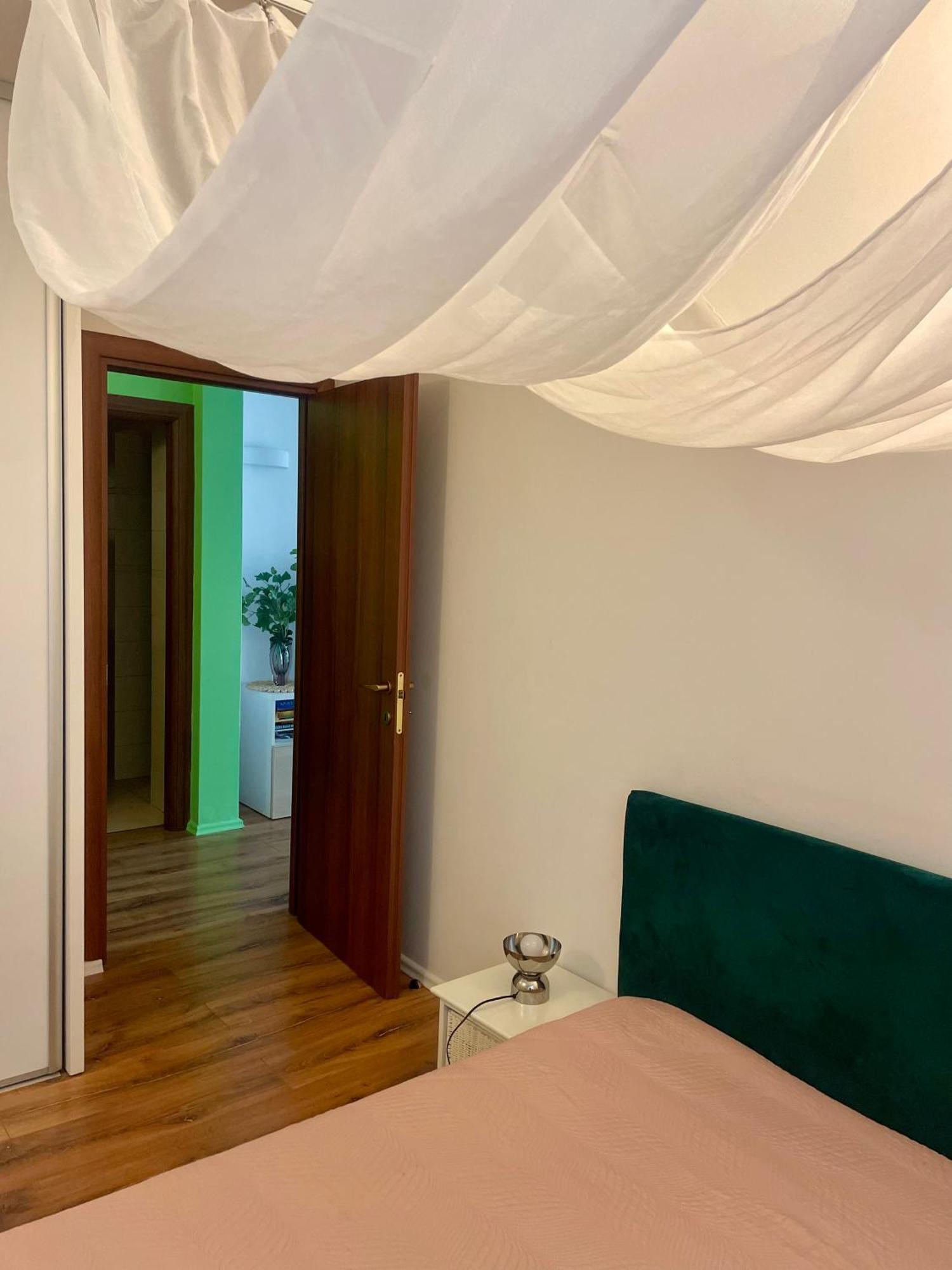 70M2 Romantic Living In The Old Town With Garden Братислава Экстерьер фото